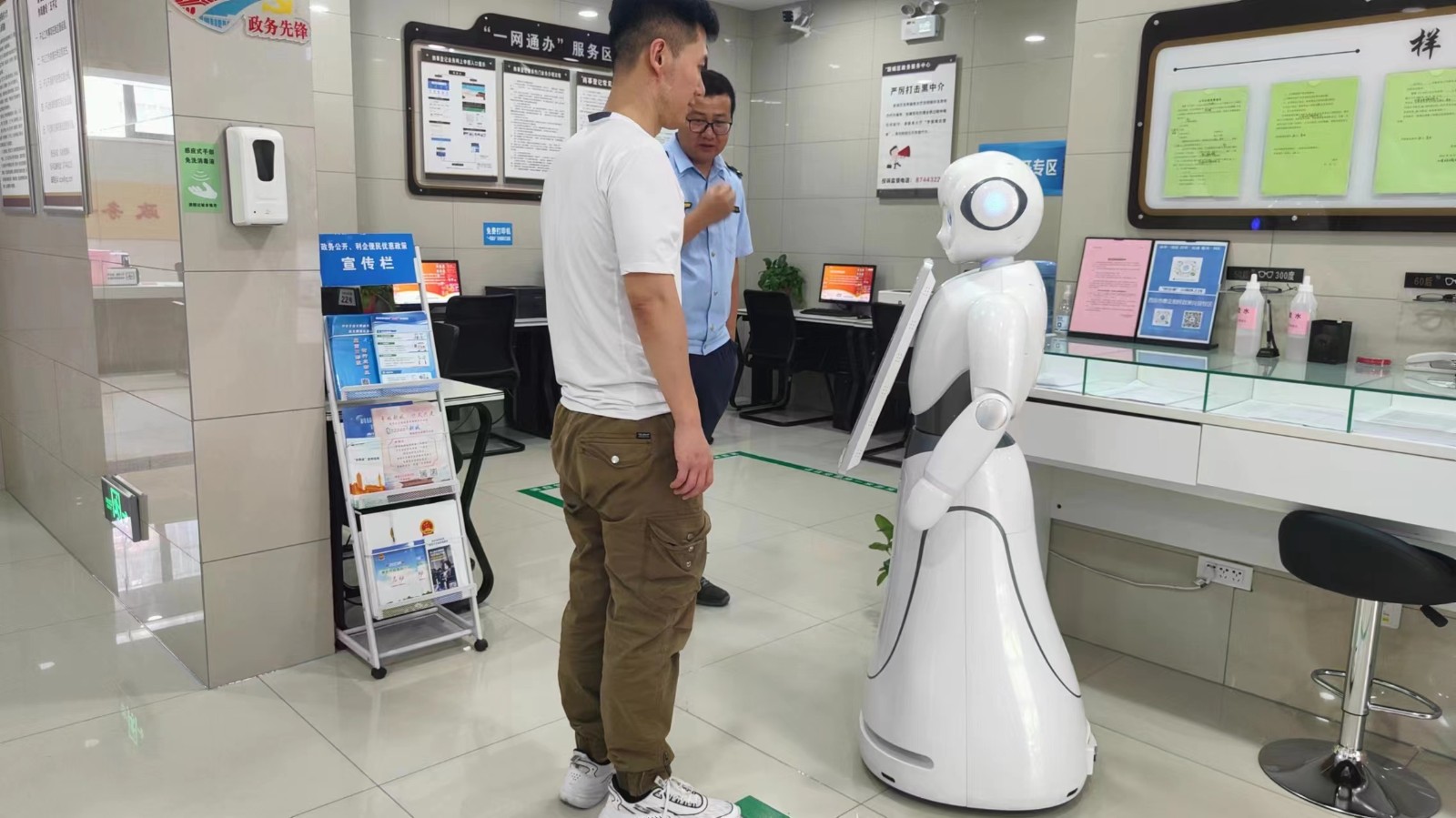 Alice-AI服务机器人在“西安新城区...