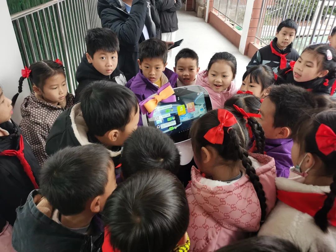 小鱼AI服务机器人：赣州厚德路小学京九校...
