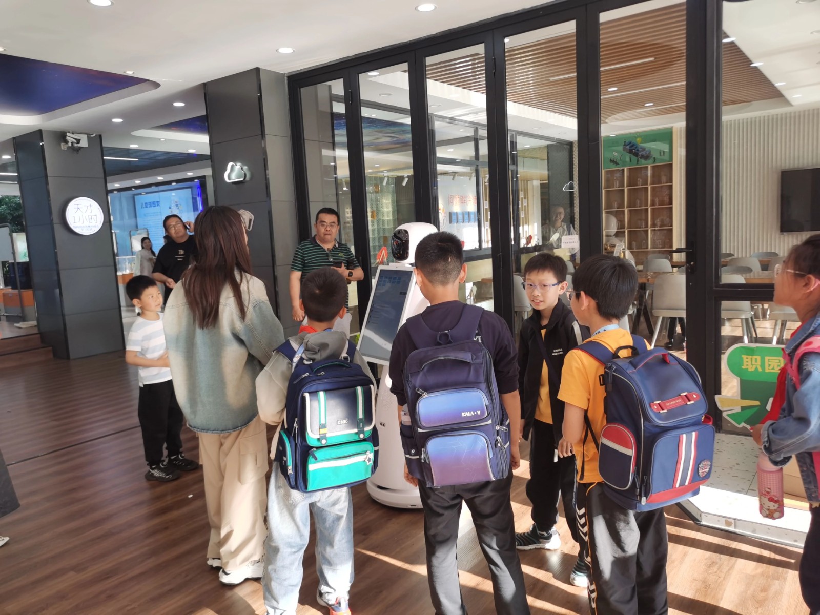 常州星河实验小学：科技引领未来，机器人艾...