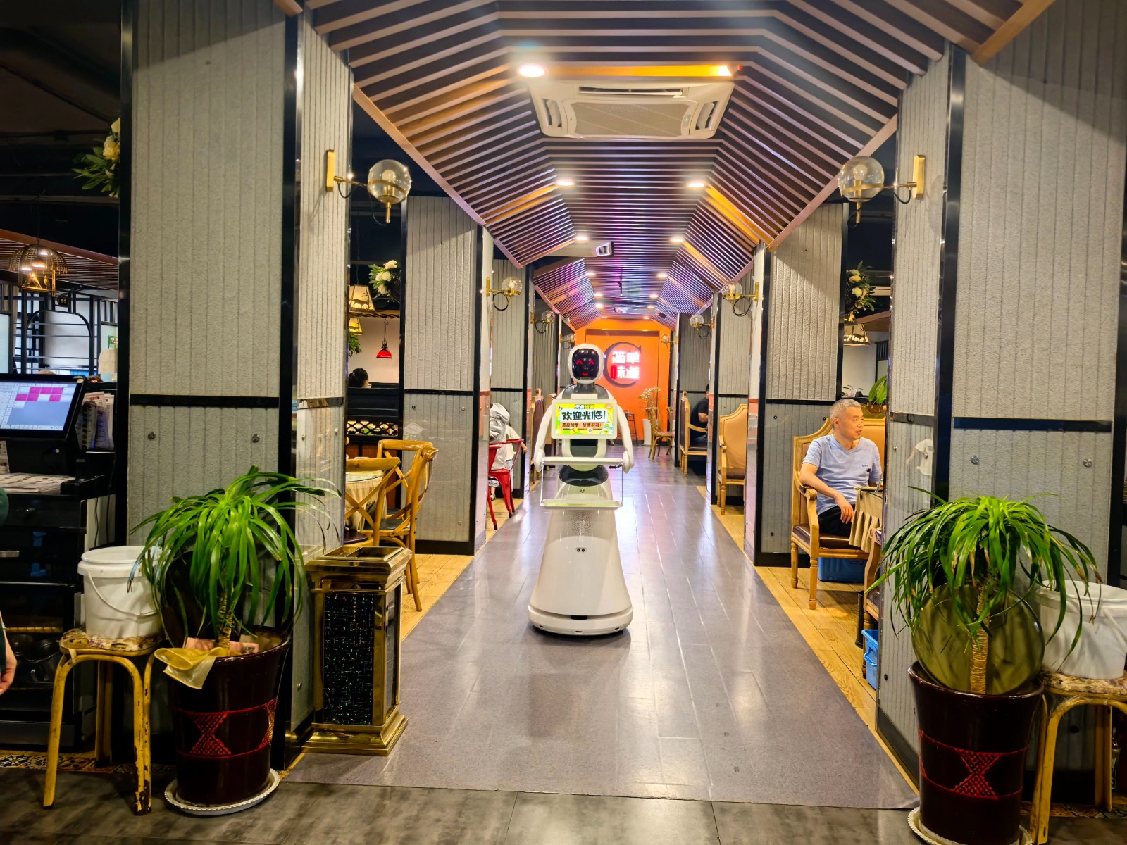 穿山甲机器人艾米送餐机器人引领未来餐饮新...