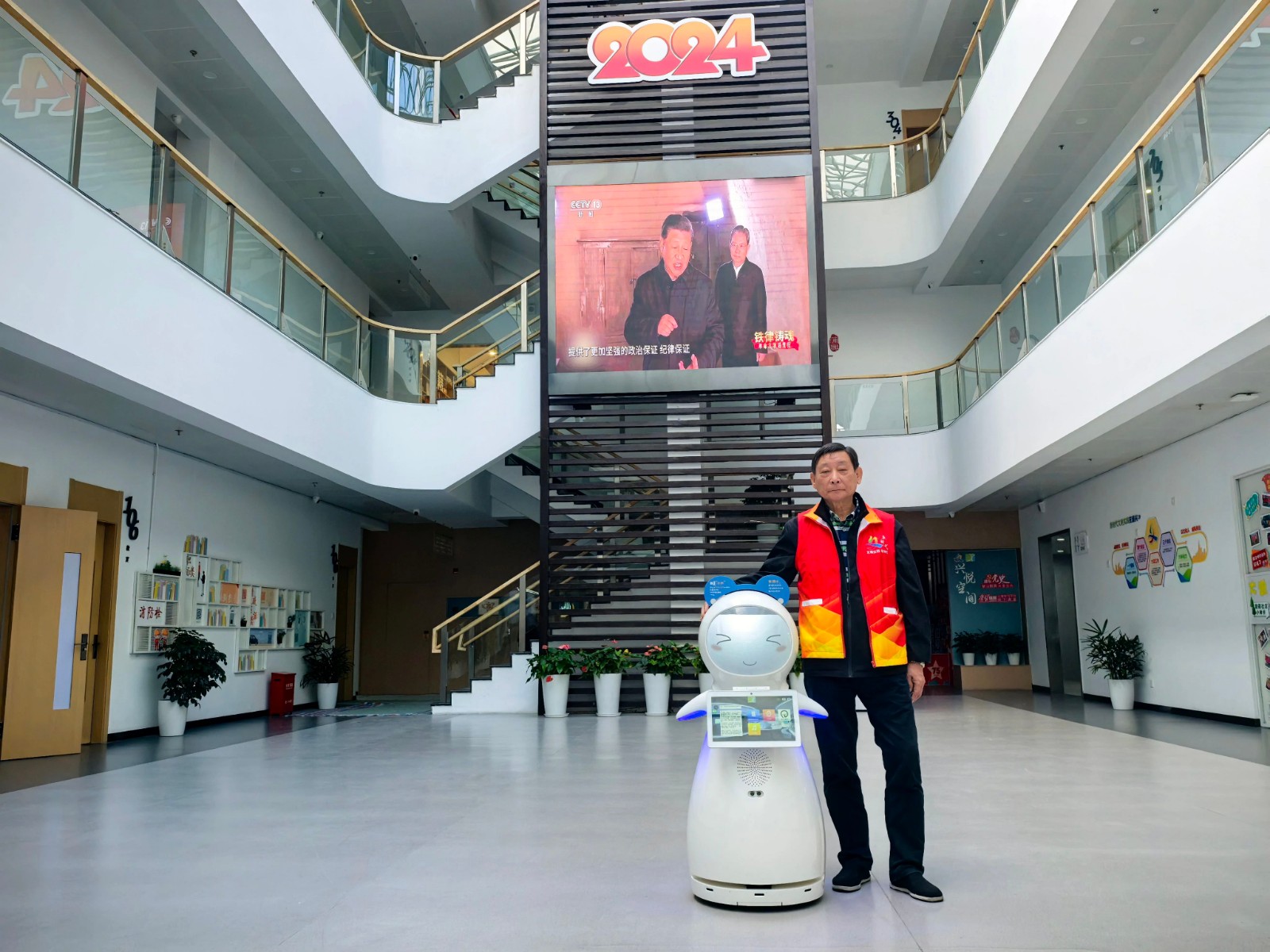 探索未来服务新境界：上海浦兴党群服务中心...