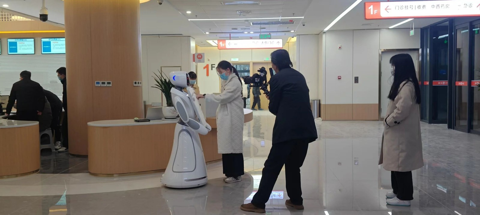 商洛市中医医院引入穿山甲艾米机器人，重塑...