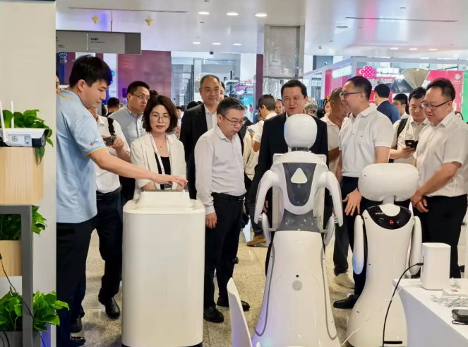 迎宾、配送、智能交互——穿山甲机器人闪耀...