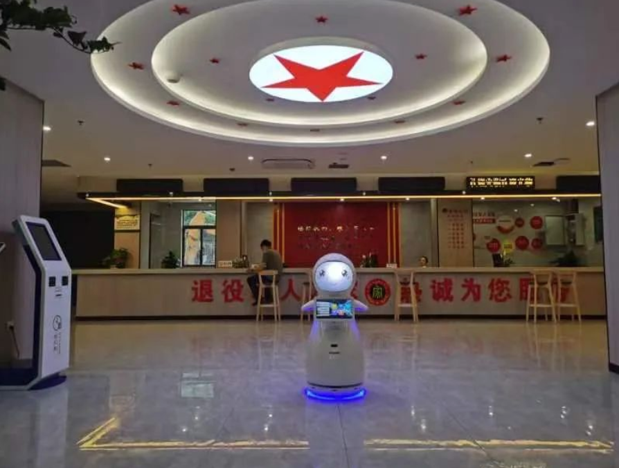 小雪机器人在“南昌市退役军人服务中心”，为“老兵”...