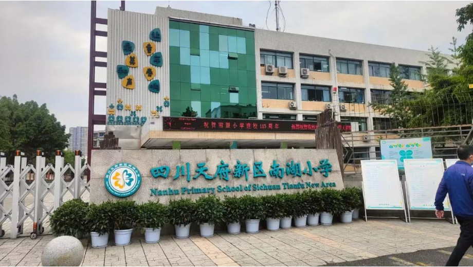 穿山甲智能机器人，引领未来教育~