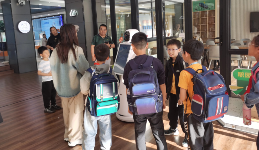 常州星河实验小学：科技引领未来，机器人艾米助力教育...