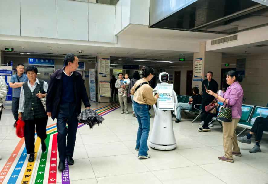 艾米导医机器人：宣城泾县医院的智能新伙伴