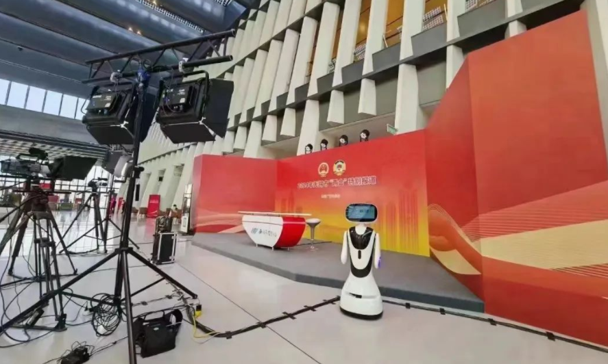 穿山甲小鱼机器人带您 率先走进“无锡市十七届人大三...