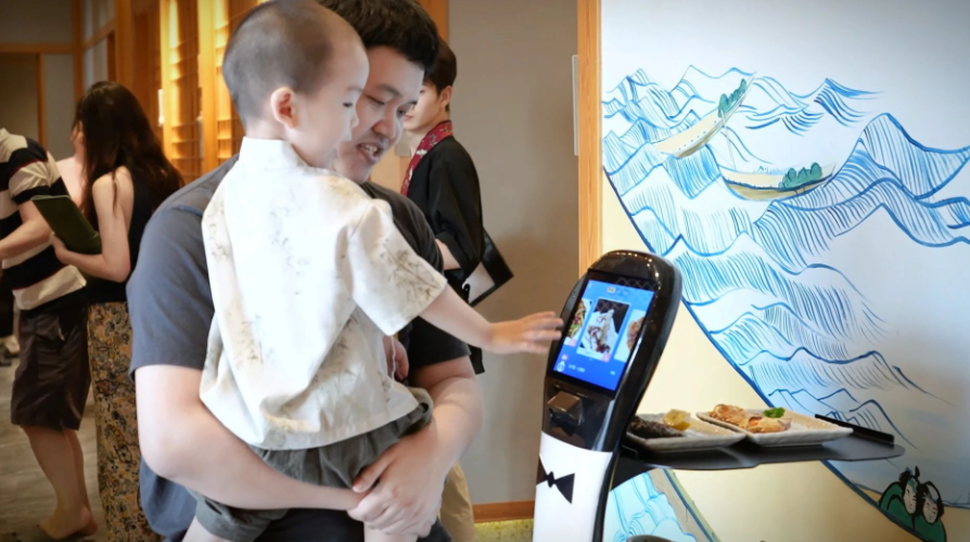 穿山甲“餐宝”送餐机器人：苏州日料店的新宠！