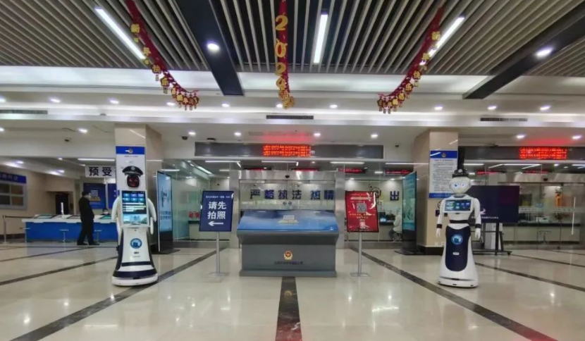 穿山甲的两位“阿sir”在石家庄市公安局出入境服务...