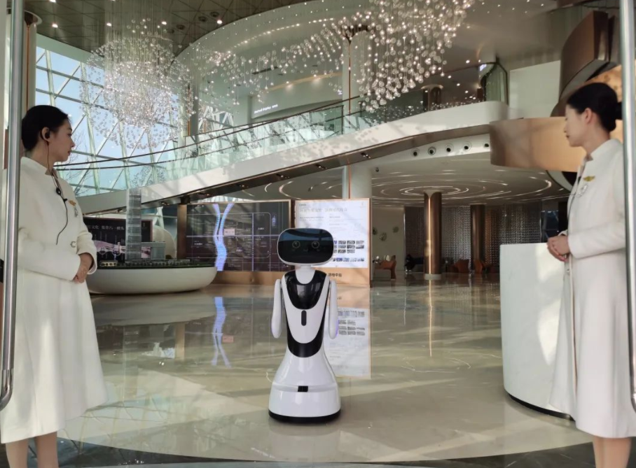 小鱼AI服务机器人在“云端艺术豪宅售楼部”，为您带...