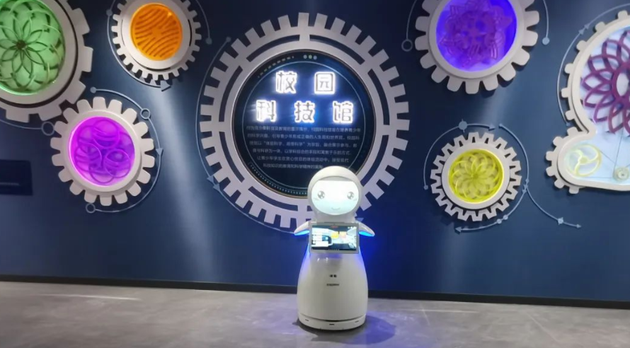 小雪AI服务机器人惊艳亮相邯郸展览路小学，引领同学...