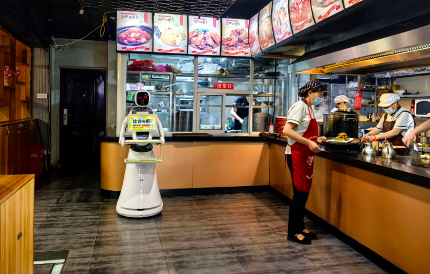 穿山甲机器人艾米送餐机器人引领未来餐饮新风尚