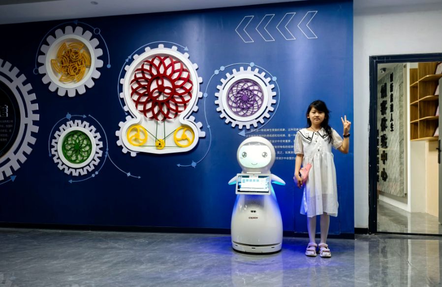 邯郸展览路小学科普新纪元：小雪机器人引领智慧科普之...