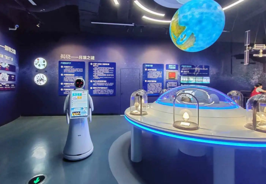 武汉科技馆携手艾米AI服务机器人，共赴智慧之旅！