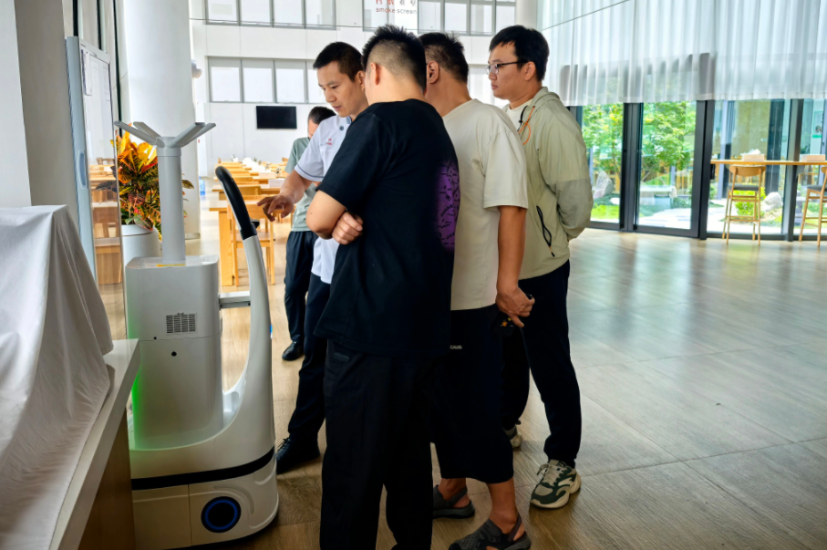 净宝消杀机器人—— 守护“郑州国家电网”员工的每一...