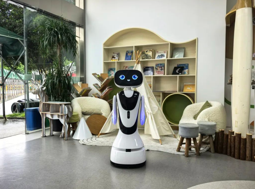 穿山甲机器人“小鱼AI”走进丽水古市幼儿园，科技与...