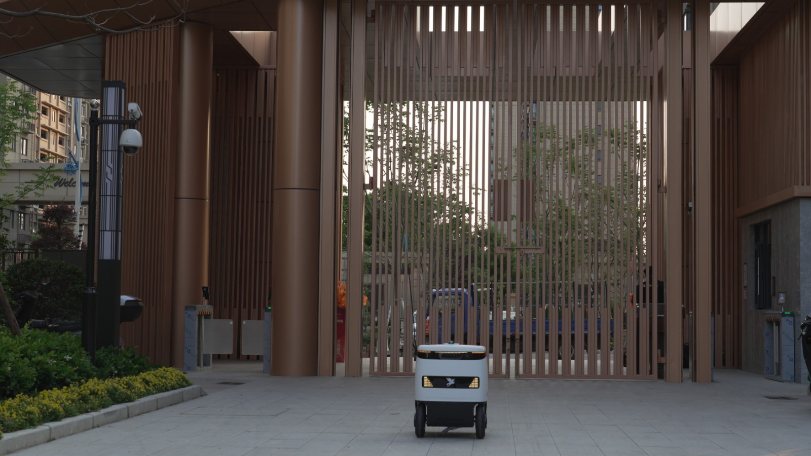 “飞毛腿外卖机器人”入驻上海中铁尚都社区，开启智慧...